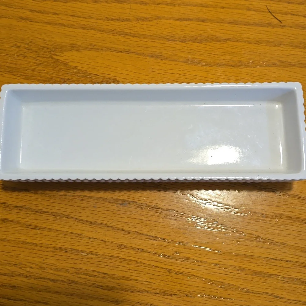 Estee Lauder White Ceramic Vanity Tray with Ribbed Design And Gold Trim